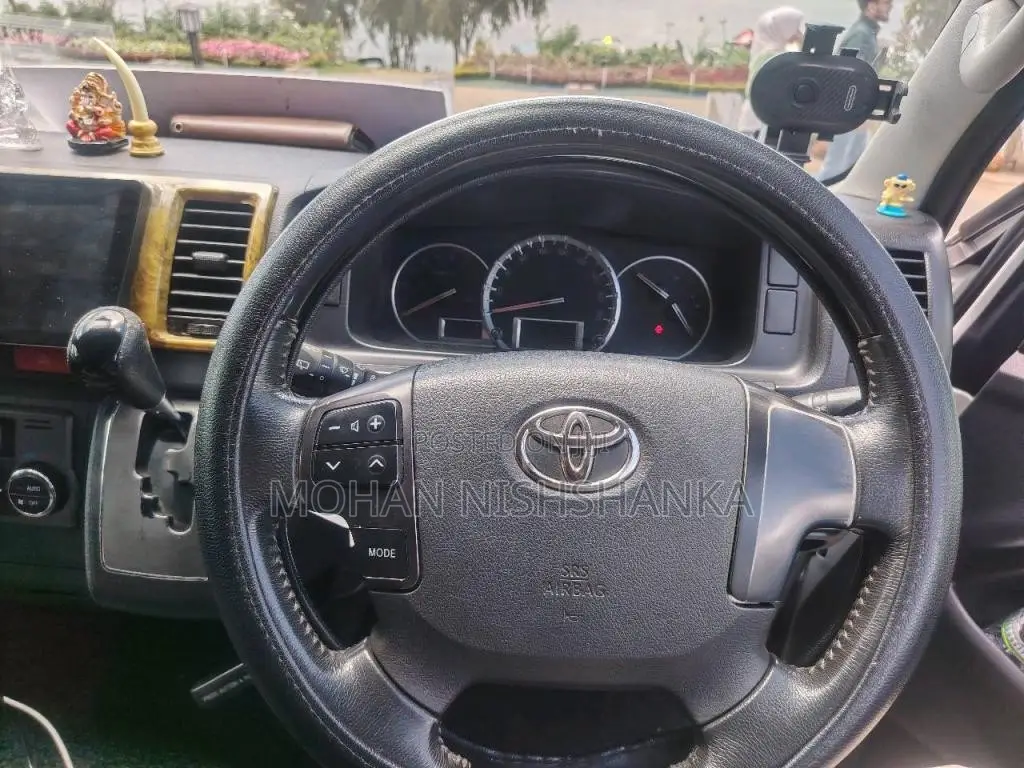 Toyota TRH 2016 Van (Used)