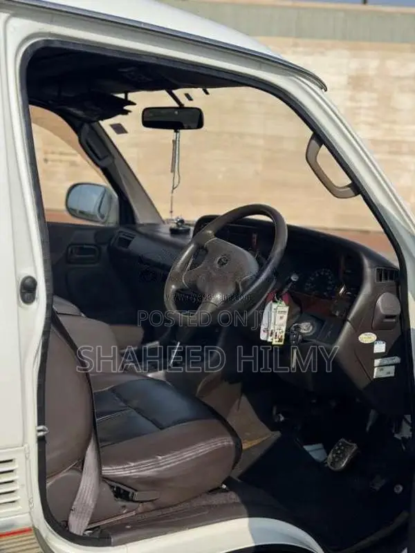 Toyota Dolphin 2004 Van (Used)