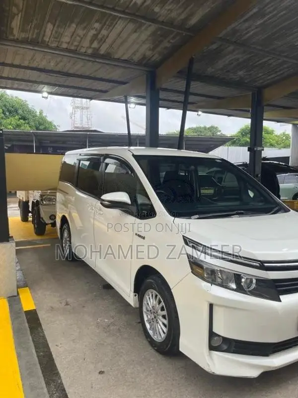 Toyota Voxy 2014 Van (Used)