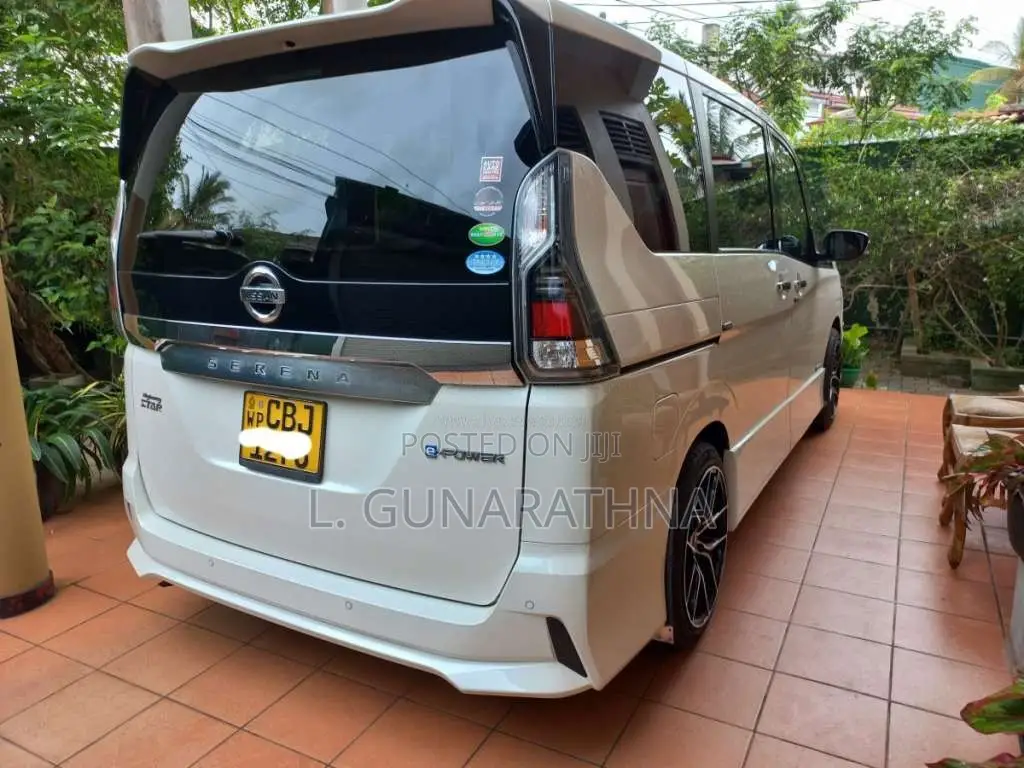 Nissan Serena 2018 Van (Used)