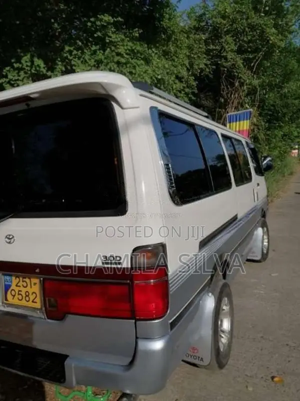 Toyota Dolphin 1995 Van (Used)