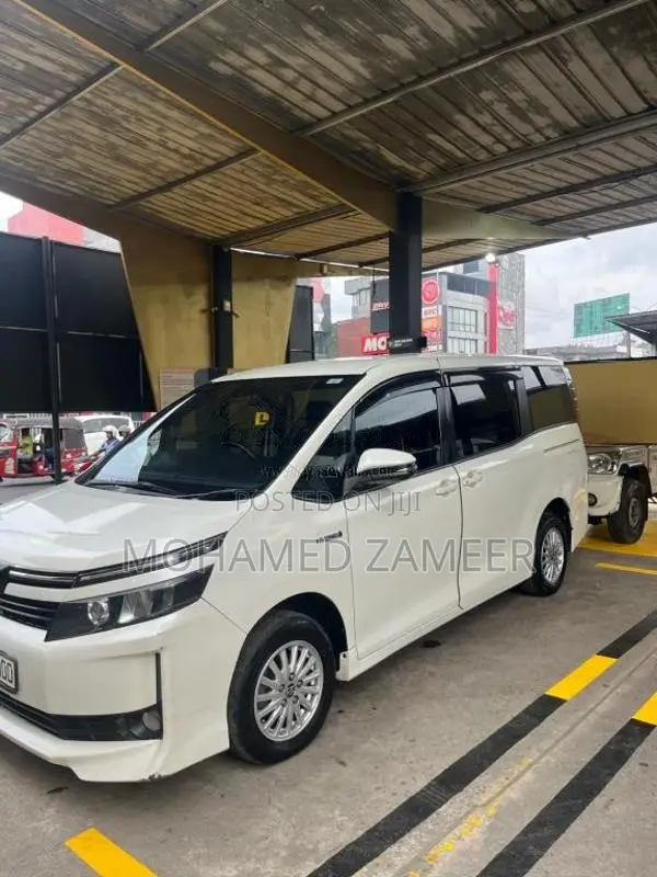 Toyota Voxy 2014 Van (Used)