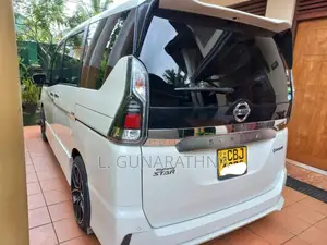 Nissan Serena 2018 Van (Used)