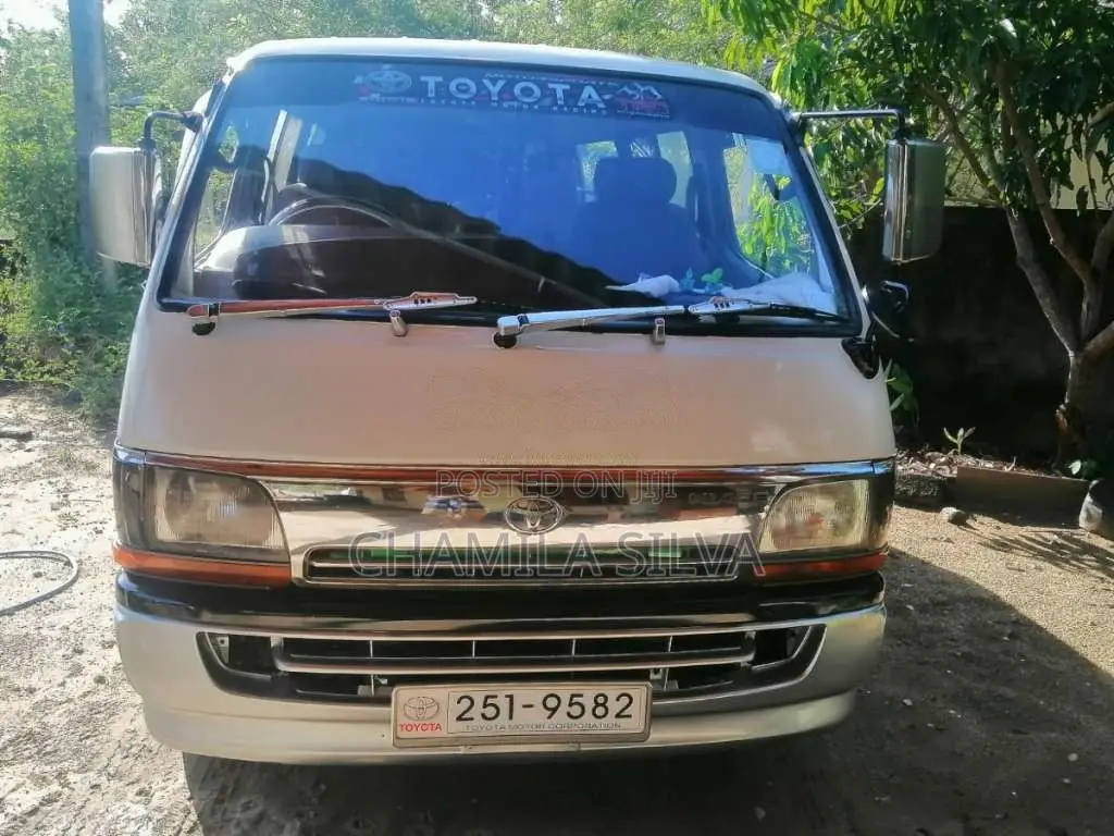 Toyota Dolphin 1995 Van (Used)