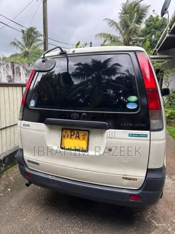 Toyota CR42 2001 Van (Used)