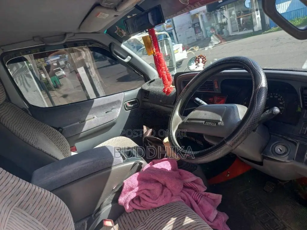Toyota Dolphin 2000 Van (Used)
