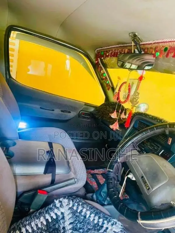 Toyota Dolphin 1995 Van (Used)