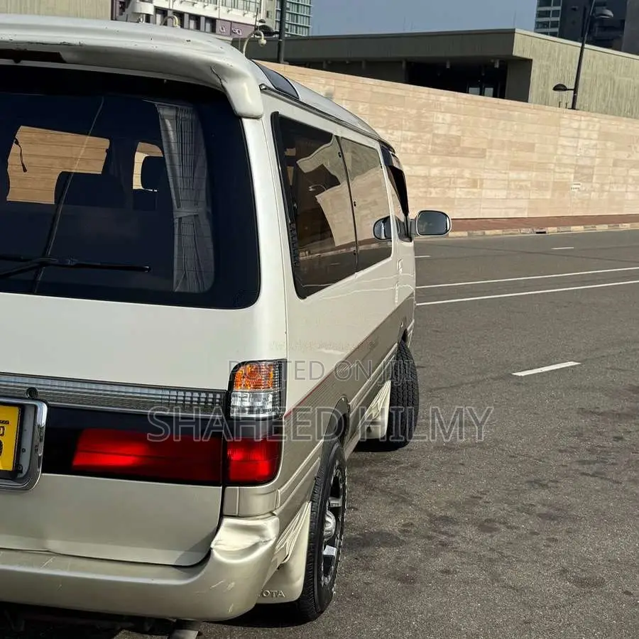 Toyota Dolphin 2004 Van (Used)