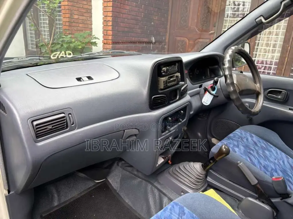Toyota CR42 2001 Van (Used)