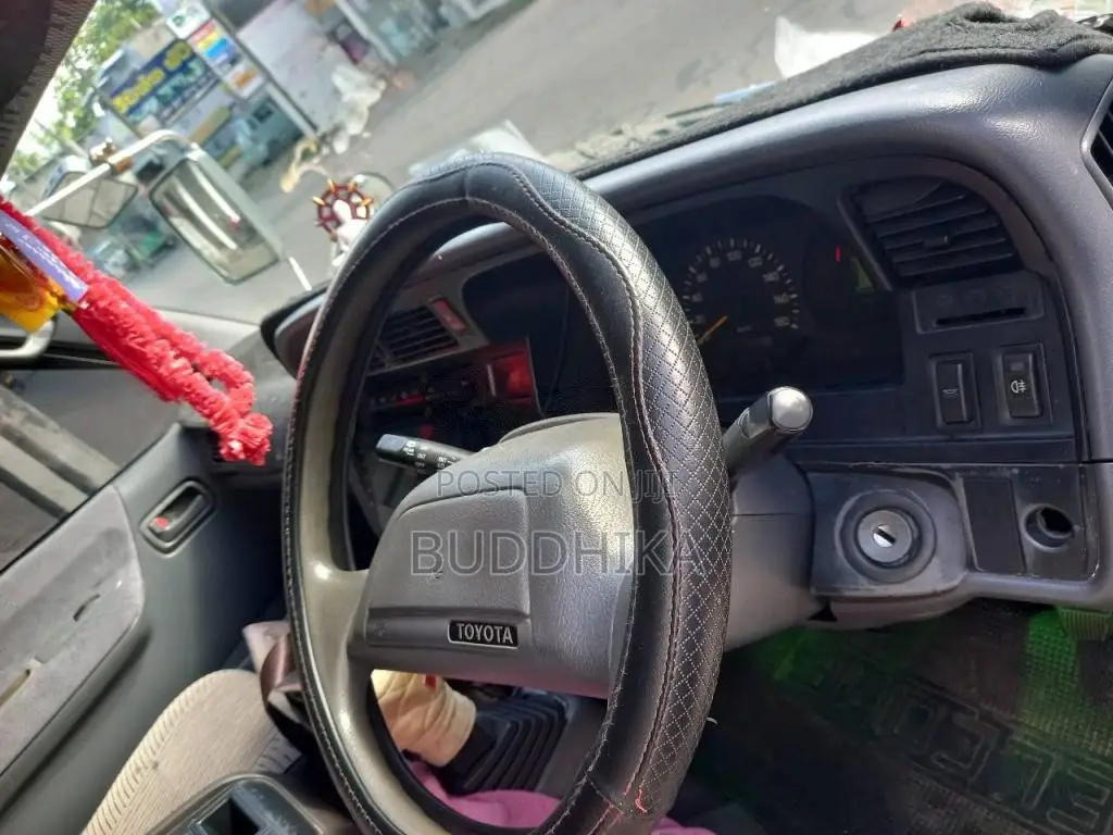 Toyota Dolphin 2000 Van (Used)