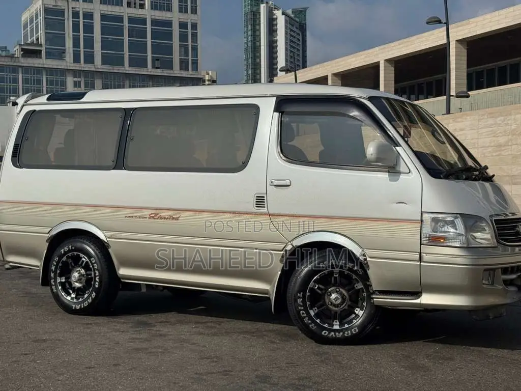 Toyota Dolphin 2004 Van (Used)