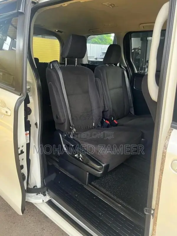 Toyota Voxy 2014 Van (Used)