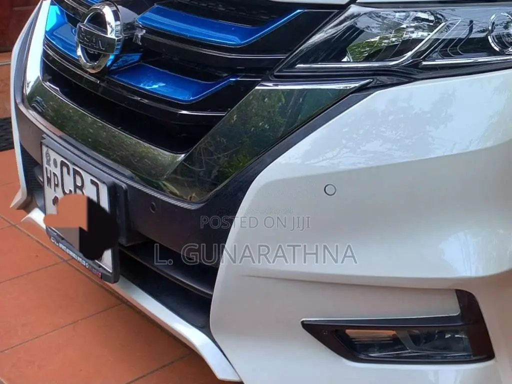 Nissan Serena 2018 Van (Used)