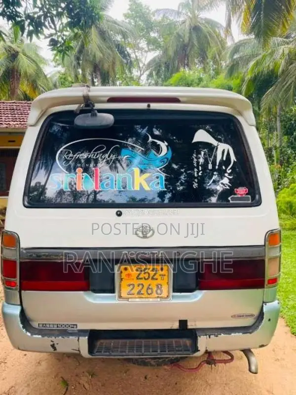 Toyota Dolphin 1995 Van (Used)