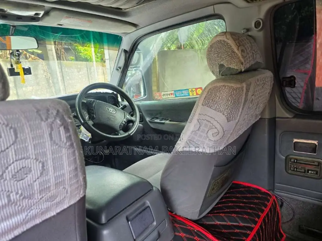 Toyota Dolphin 2002 Van (Used)