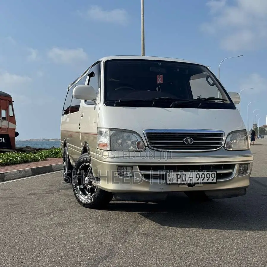 Toyota Dolphin 2004 Van (Used)