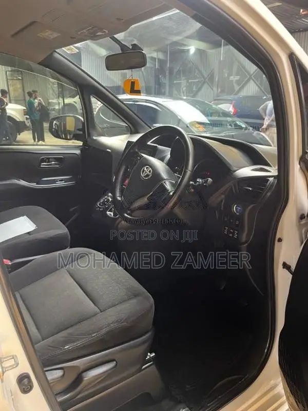 Toyota Voxy 2014 Van (Used)