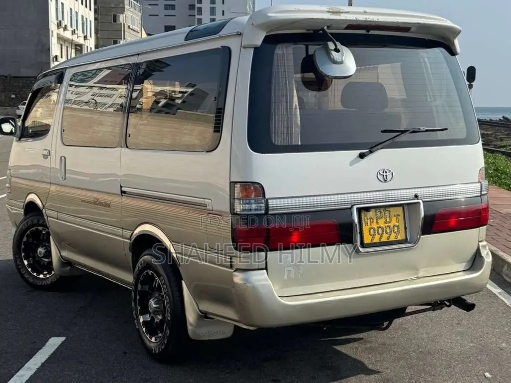 Toyota Dolphin 2004 Van (Used)
