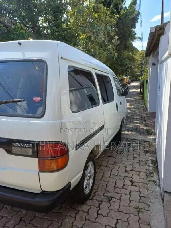 Toyota Lotto 1995 Van (Used)