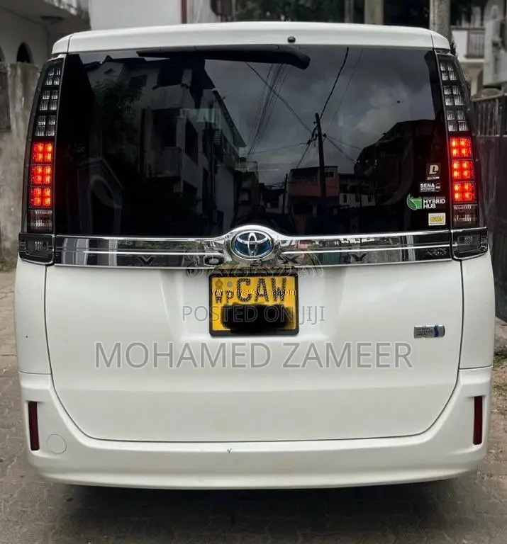 Toyota Voxy 2014 Van (Used)