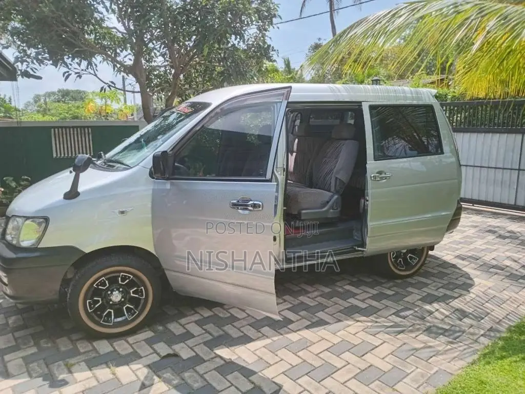 Toyota Noah 2007 Van (Used)