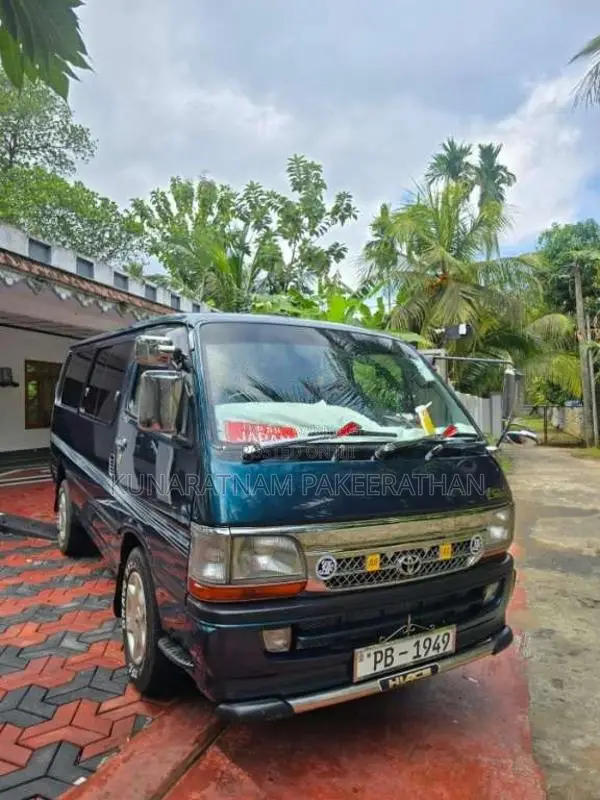 Toyota Dolphin 2002 Van (Used)