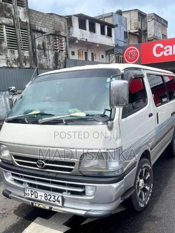 Toyota Dolphin 2001 Van (Used)