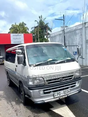 Toyota Dolphin 2001 Van (Used)