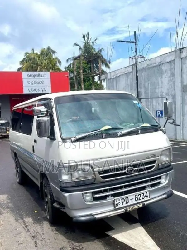 Toyota Dolphin 2001 Van (Used)