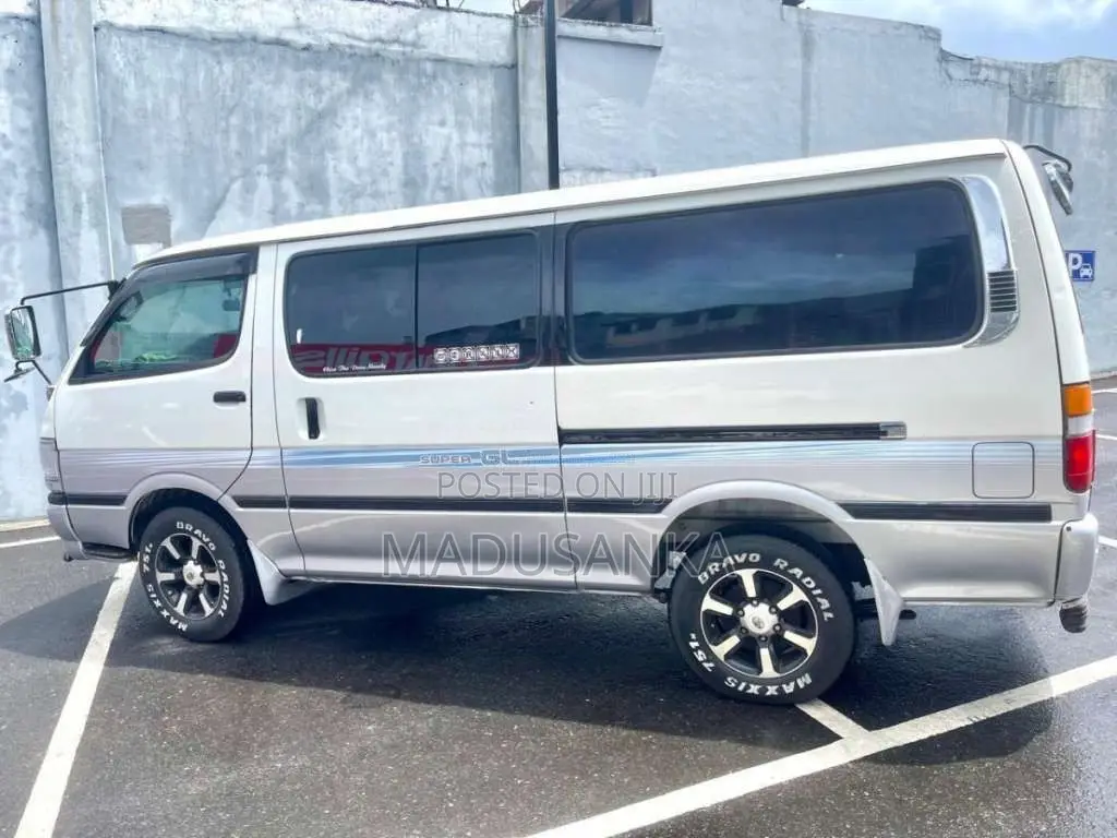 Toyota Dolphin 2001 Van (Used)