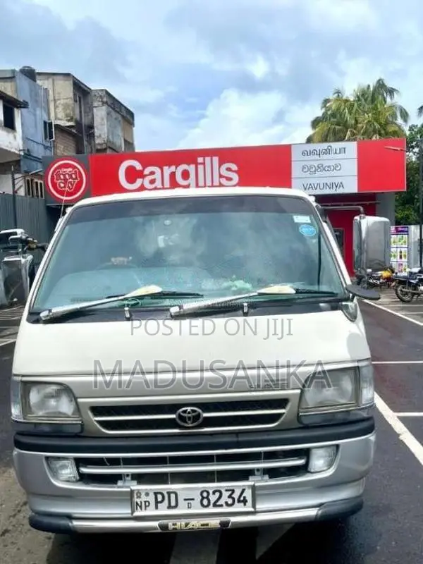 Toyota Dolphin 2001 Van (Used)
