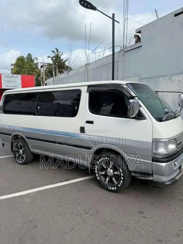 Toyota Dolphin 2001 Van (Used)