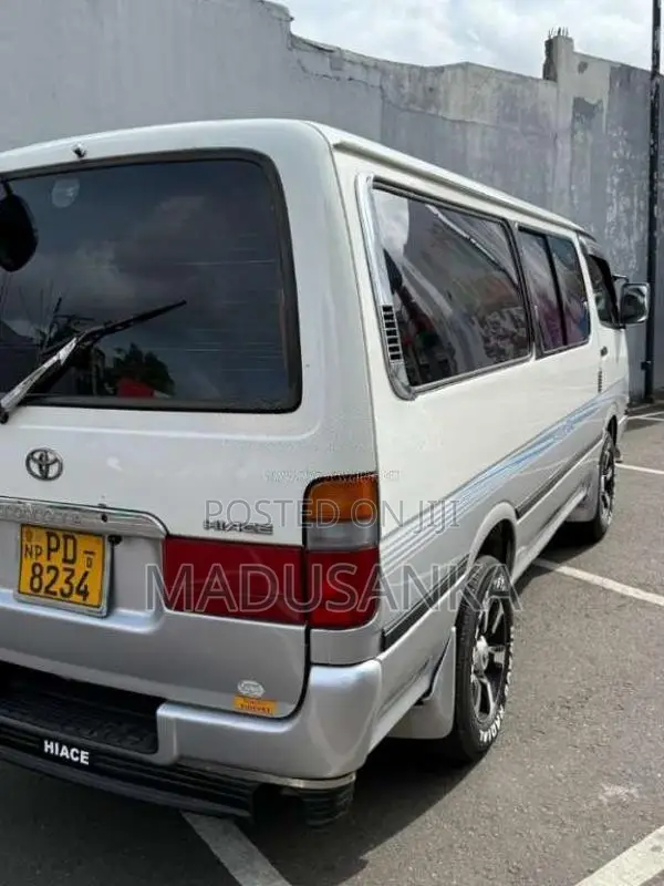Toyota Dolphin 2001 Van (Used)