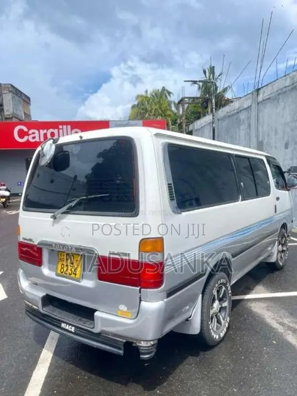 Toyota Dolphin 2001 Van (Used)