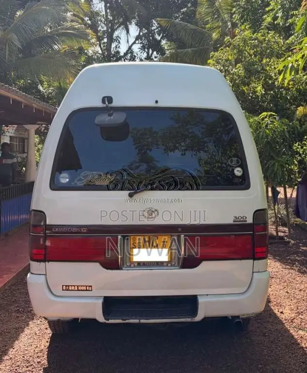Toyota Dolphin 1998 Van (Used)