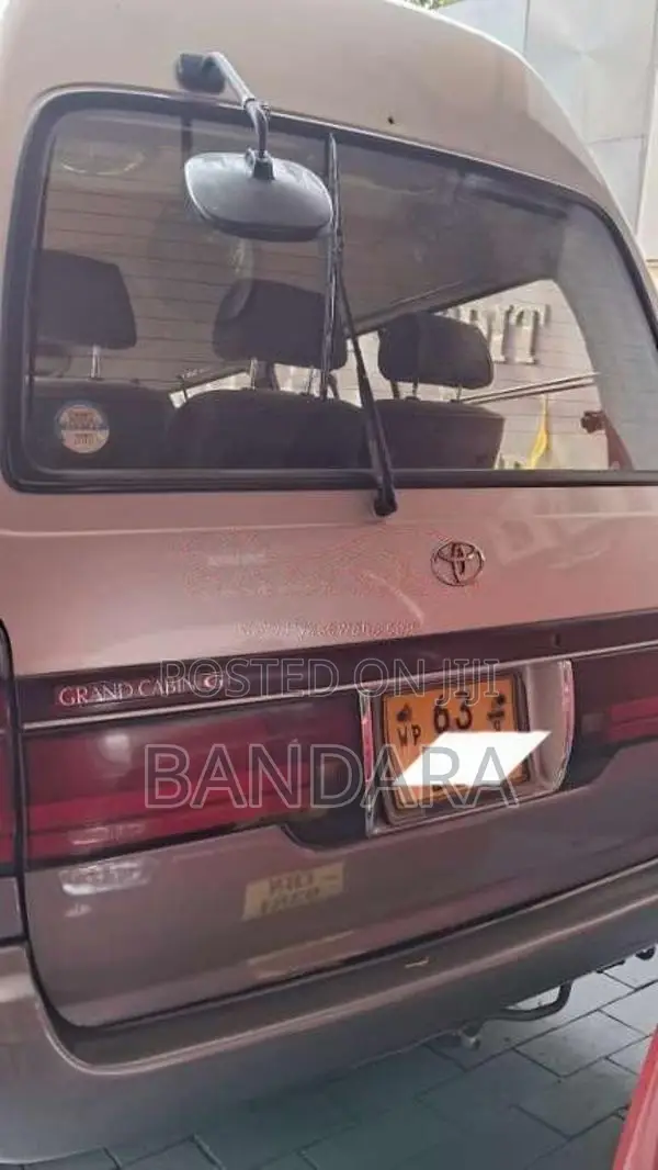 Toyota Dolphin 1995 Van (Used)