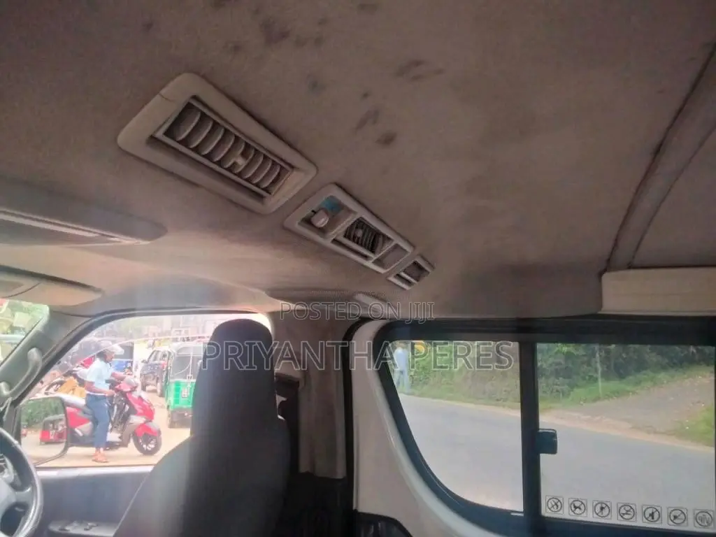 Toyota KDH 2013 Van (Used)