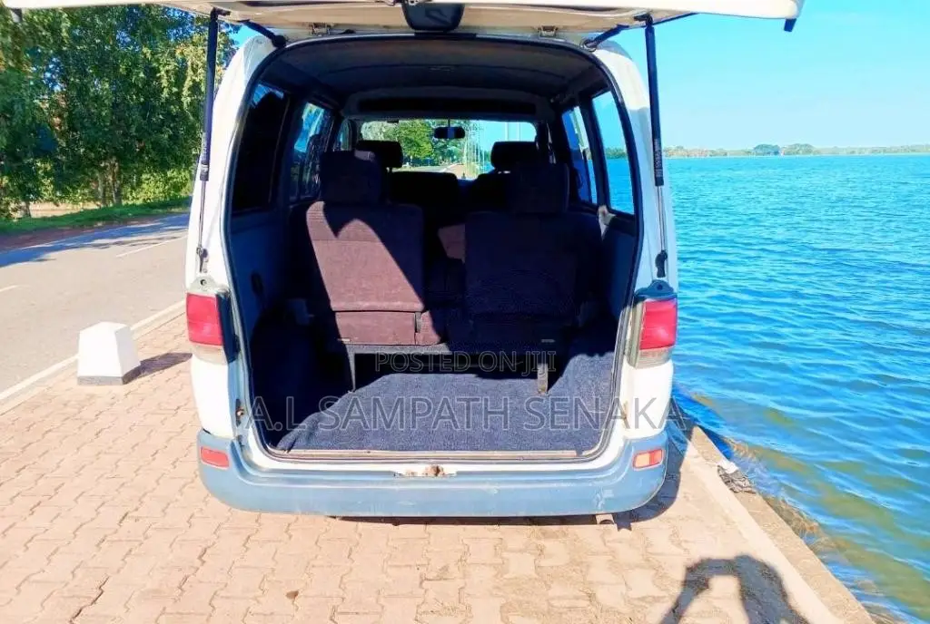 Toyota Regus 2004 Van (Used)