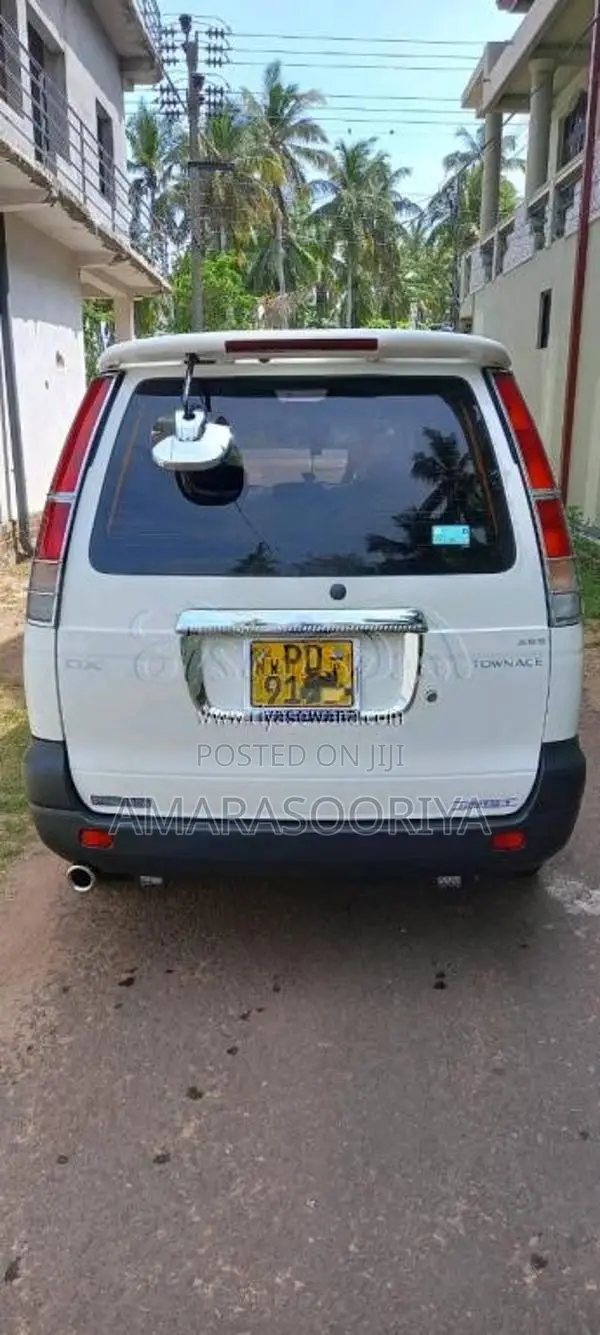 Toyota Noah KR42 2002 Van (Used)