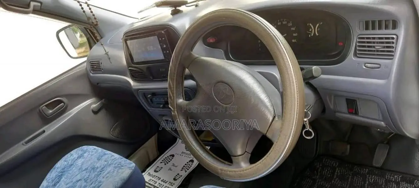 Toyota Noah KR42 2002 Van (Used)