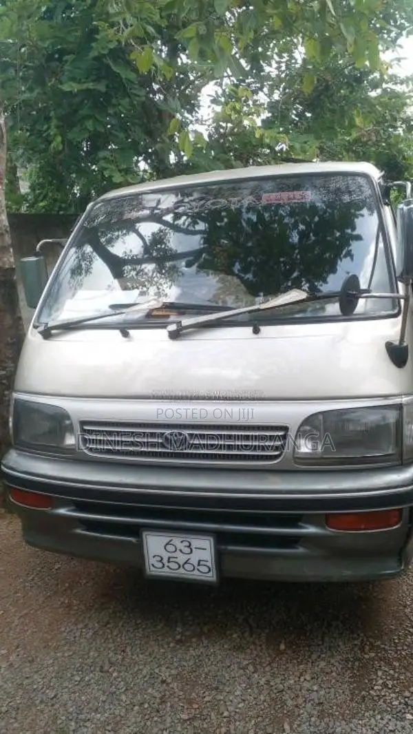 Toyota Dolphin 2000 Van (Used)