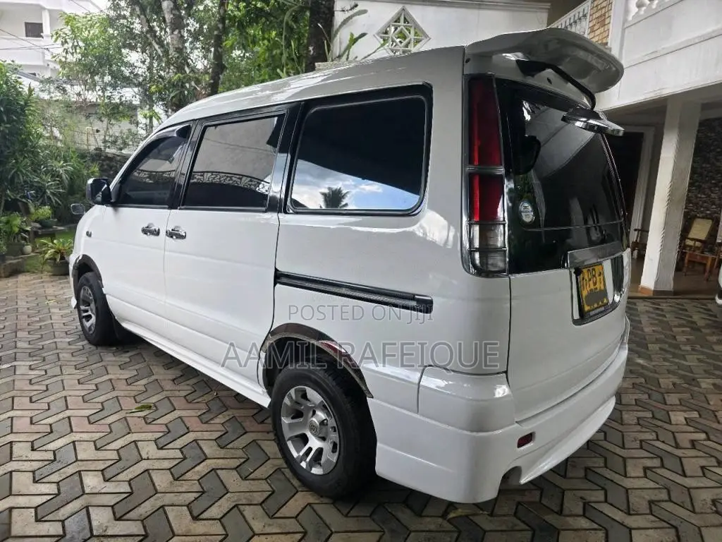 Toyota Noah 2007 Van (Used)