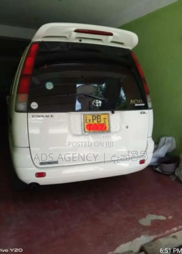 Toyota Noah 2002 Van (Used)