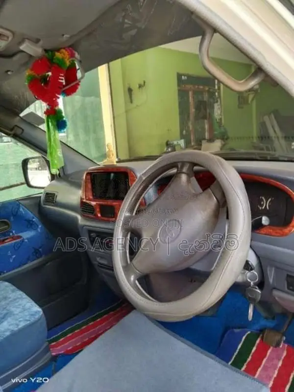 Toyota Noah 2002 Van (Used)