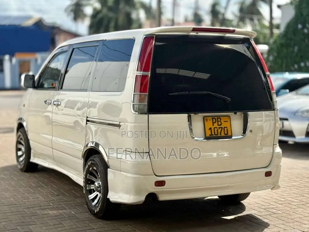 Toyota Noah KR42 2002 Van (Used)