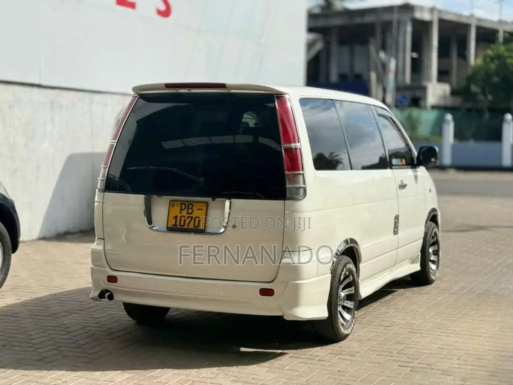 Toyota Noah KR42 2002 Van (Used)