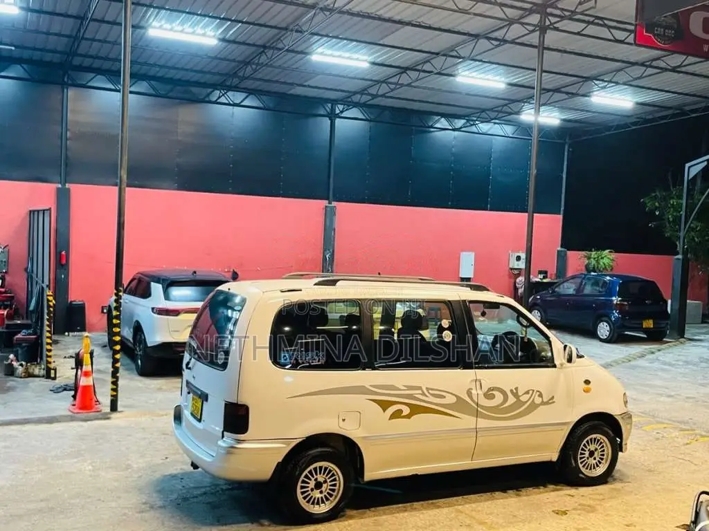 Nissan Serena 2002 Van (Used)