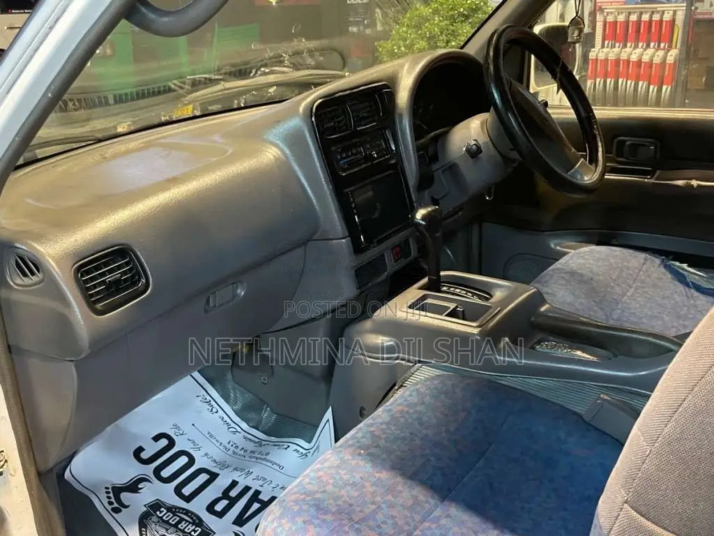 Nissan Serena 2002 Van (Used)
