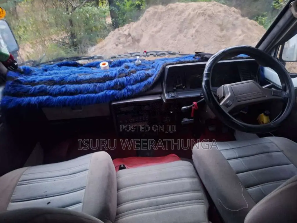 Toyota HIACE 1983 Van (Used)