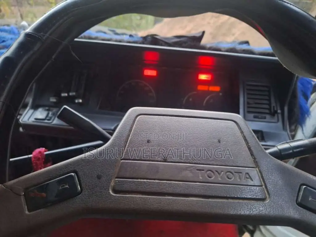 Toyota HIACE 1983 Van (Used)